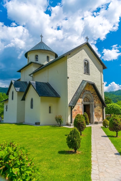 De tempel van het klooster Moraca ligt in de canyons van de rivier Montenegro