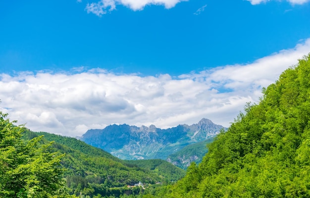 De tempel van het klooster Moraca ligt in de canyons van de rivier Montenegro