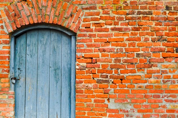 De textuur van de oude oude middeleeuwse antieke massief houten natuurlijke dikke deur met klinknagels