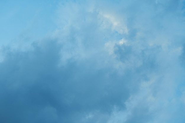 De textuur van de prachtige blauwe lucht met witte wolken