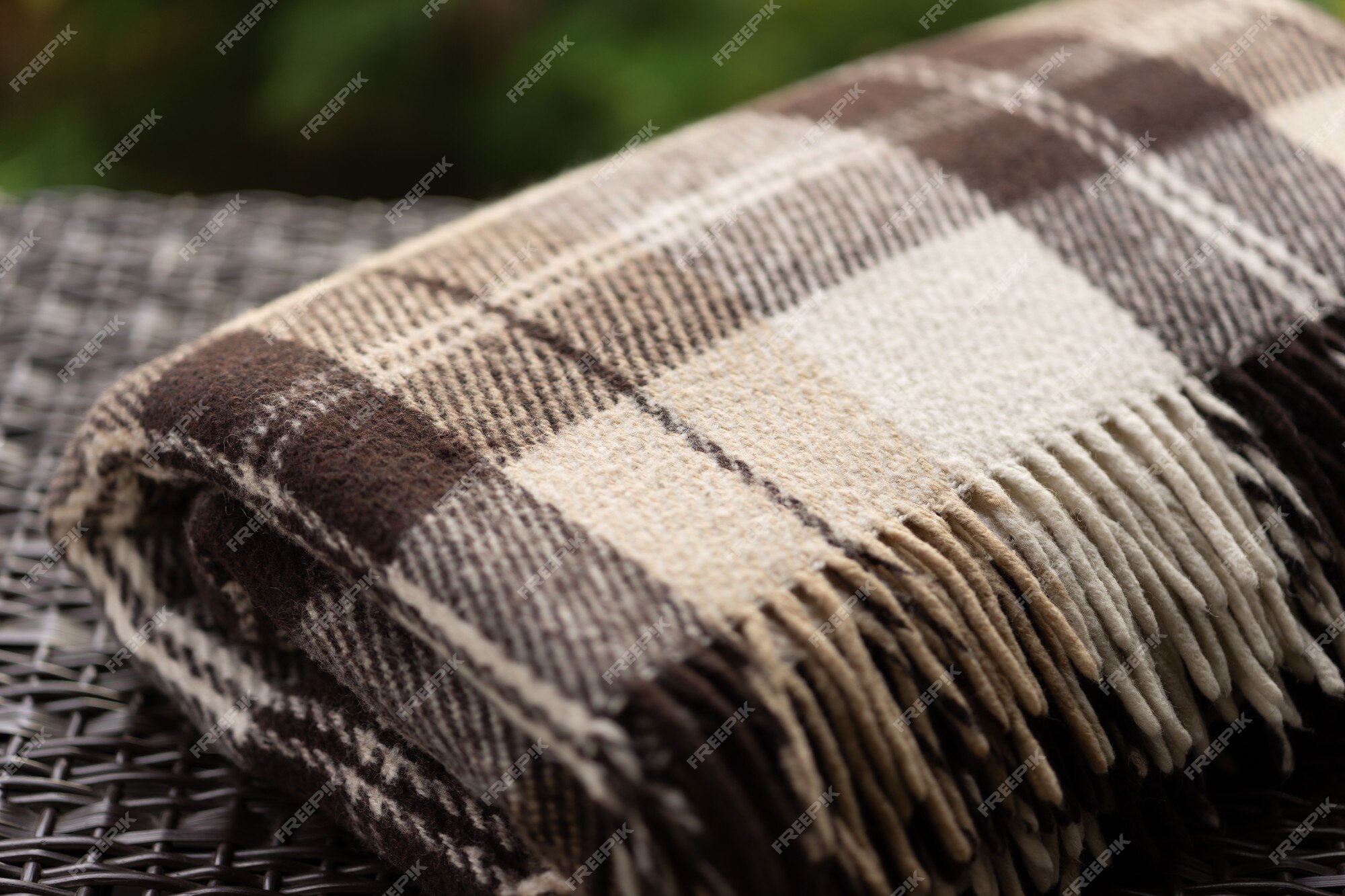 De van de stof van een warme wollen bruin beige geruite plaid met franjes. | Premium Foto