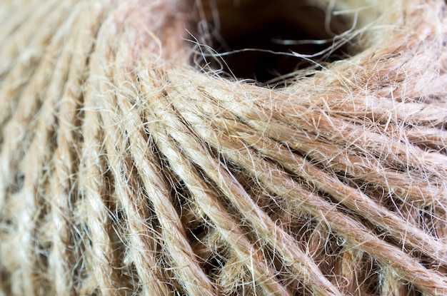 Foto de textuur van het bruine natuurlijke rustieke hennepkoord in rol