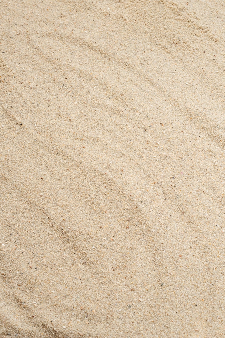 Foto de textuur van het zand rond de voetafdrukken.