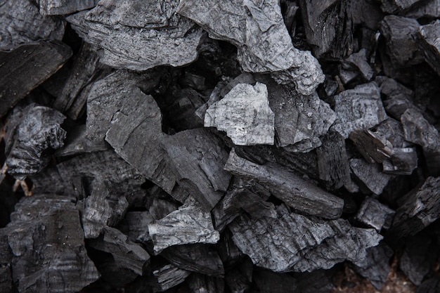 De textuurachtergrond van steenkoolstukken voor ontwerp