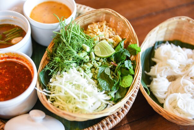 De thaise noedel van de rijstvermicelli met de saus van de soepcurry en verse groentereeks - thais traditioneel menu