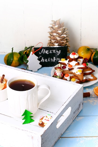 De thee van het kerstmisontbijt met het dessert van de het bakselkaneel van het peperkoekkoekje