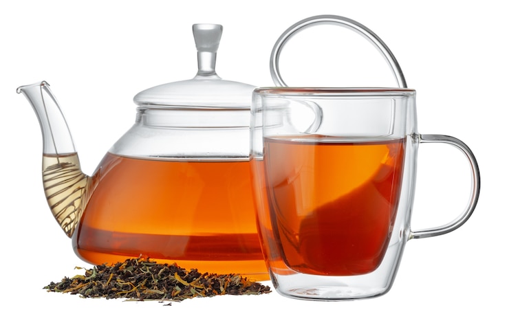 Foto de theepot van het glas en glaskop met thee op wit wordt geïsoleerd dat