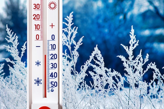 De thermometer op een achtergrond van winterlandschap