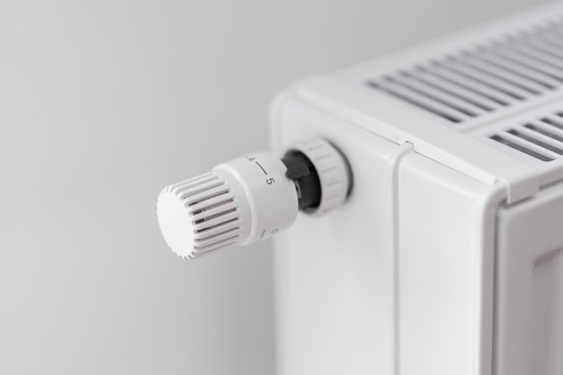 De thermostaat die de radiatortemperatuur regelt, is ingesteld op de maximale modus