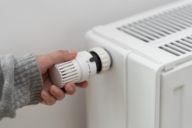 De thermostaat die de radiatortemperatuur regelt, staat in de uit-stand