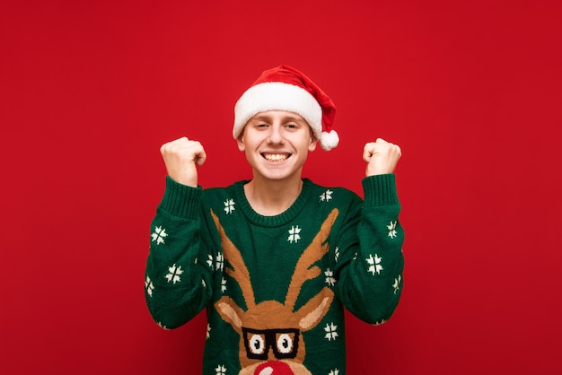 De tienerjongen van het portret met Kerstmissweater