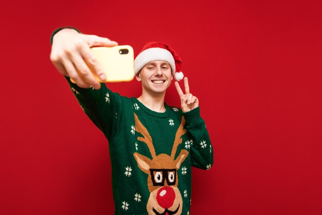 De tienerjongen van het portret met Kerstmissweater