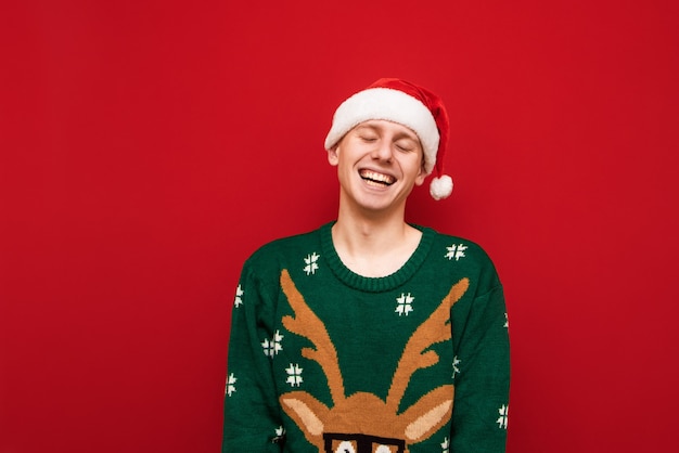 De tienerjongen van het portret met Kerstmissweater