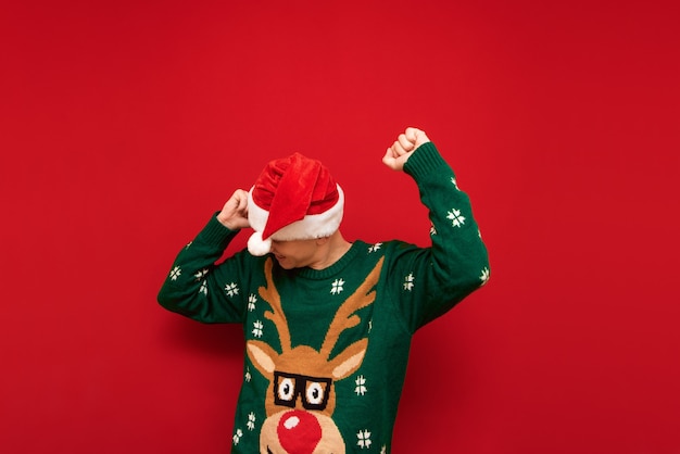 De tienerjongen van het portret met Kerstmissweater