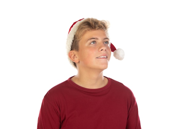 De tienerjongen van Kerstmis in de rode hoed van de Kerstman die op witte achtergrond wordt geïsoleerd