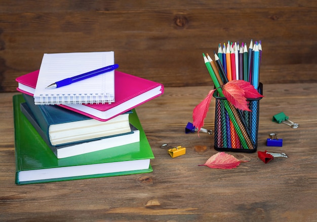 De tijd is gekomen, terug naar school! Schoolbenodigdheden op hout