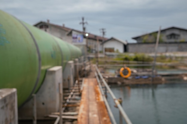 De tijdelijke weg op het project nabij de waterplas