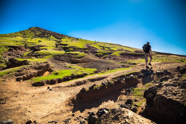 De toerist die op een trekkingpad in Madeira loopt