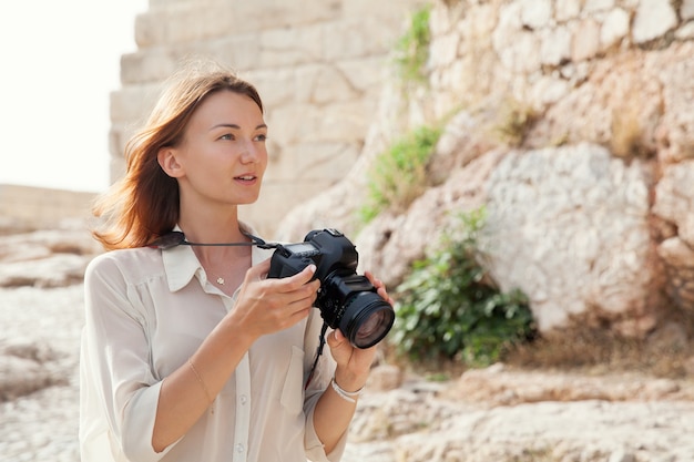 De toerist in de buurt van de Akropolis van Athene, Griekenland