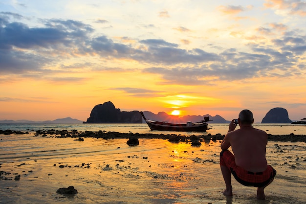 de toerist neemt een foto op het strand van het eiland Ngai