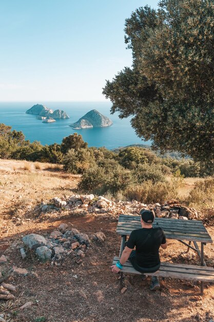 De toeristische zitplaatsen die het pad naar de vuurtoren bereiken Uitzicht op de vuurtoren Helidonia vanaf de Lycian Trail Panorama's van de Middellandse Zee