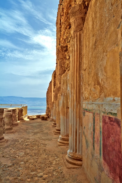 De toneel mening van Masada zet in Judean-woestijn dichtbij Dode Overzees, Israël op.