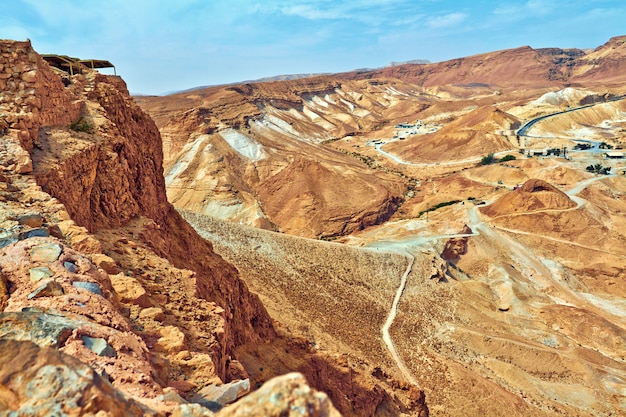 De toneel mening van Masada zet in Judean-woestijn dichtbij Dode Overzees, Israël op.