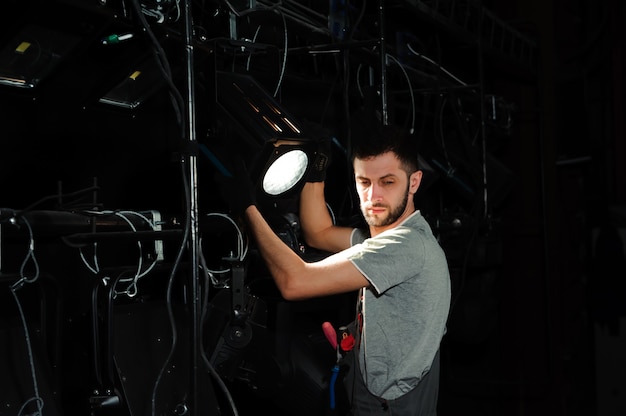 De toneelwerker doet het licht aan