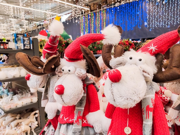 De toonbank in het winkelcentrum verkoopt pluche speelgoed voor Kerstmis in rode hoofdletters en belettering