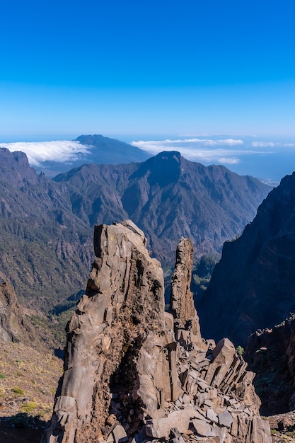 De top van de vulkaan Caldera de Taburiente bij Roque de los Muchachos op een zomermiddag, La Palma, Canarische Eilanden. Spanje