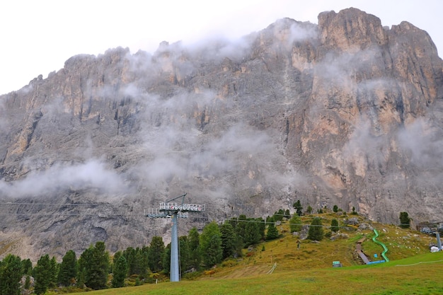 De toppen van de Dolomieten in Italië zijn bedekt met mist Selectieve aandacht