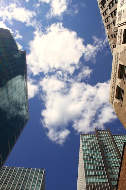 De toren op de achtergrond van blauwe lucht met wolken