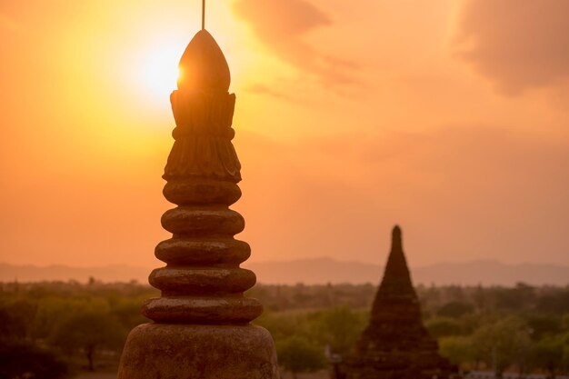 Foto de toren van de historische tempel tegen de hemel tijdens de zonsondergang