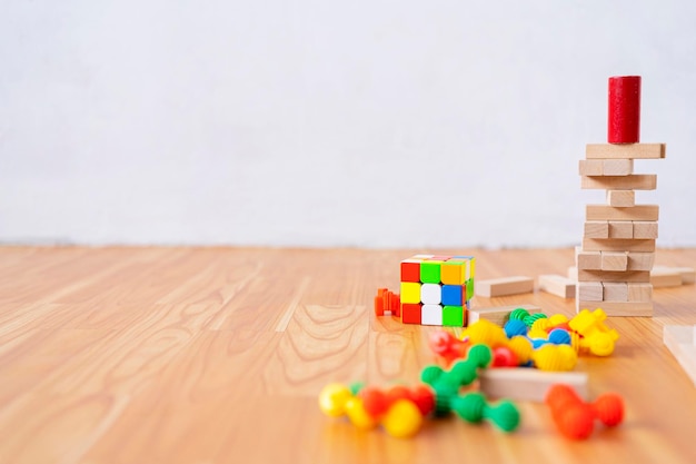 De toren van dorpsblokken in dit bordspel wordt vernietigd op de tafel