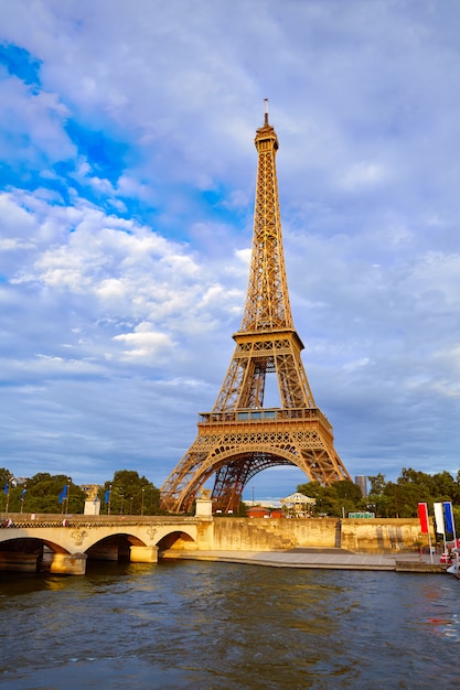 De toren van Eiffel bij zonsondergang Parijs Frankrijk