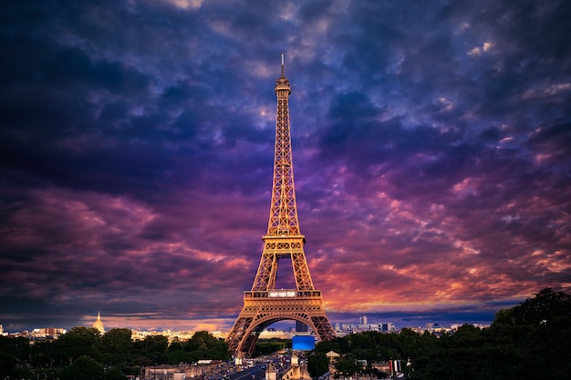 De toren van Eiffel bij zonsondergang Parijs Frankrijk