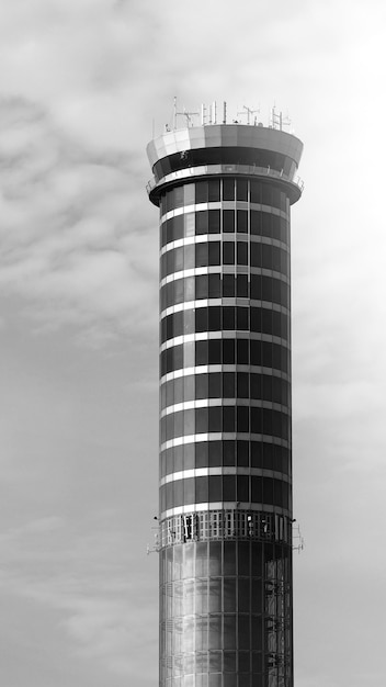 De toren van het luchtverkeercontactcentrum van de internationale luchthaven Suvarnabhumi, Bangkok Thailand, die beheert