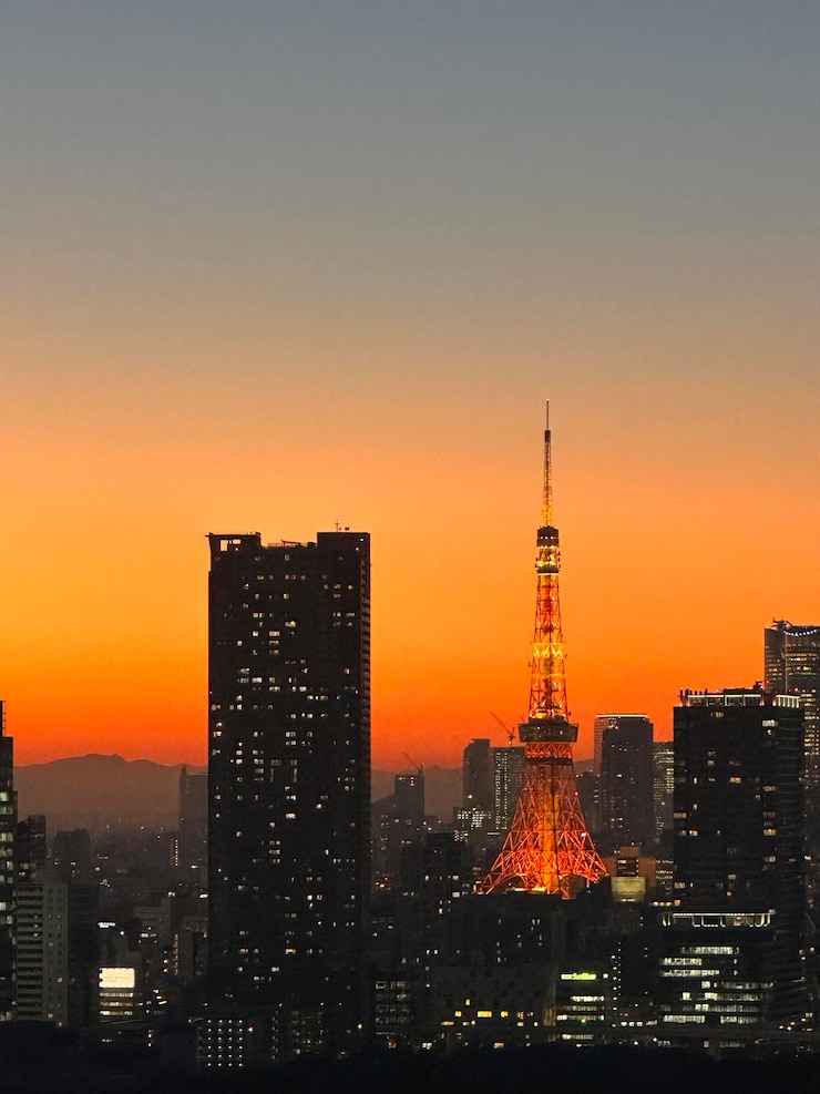 Foto de toren van tokio met de zonsondergang in tokio.