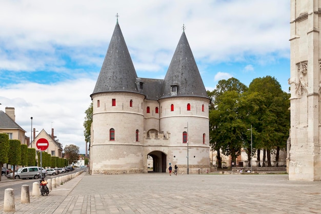 De torens van het voormalige bisschoppelijk paleis in Beauvais.