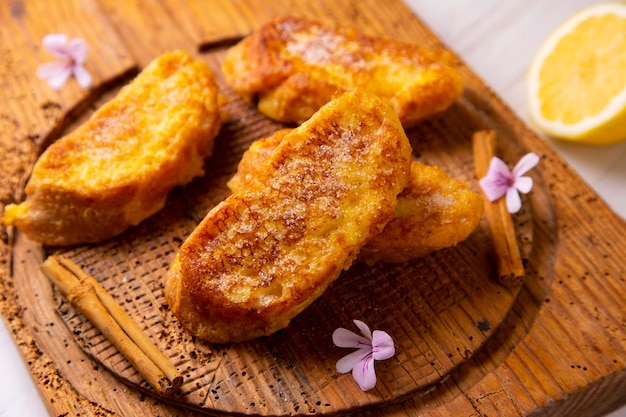 De torrija of torreja, ook wel wentelteefjes genoemd, is een gerecht gemaakt van een sneetje brood dat is geweekt