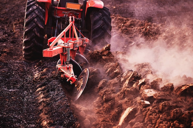 De tractor bewerkt de grond en bereidt de grond voor op de landbouw.