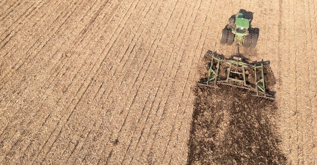 De tractor cultiveert het uitzicht op de bodem vanuit de drone