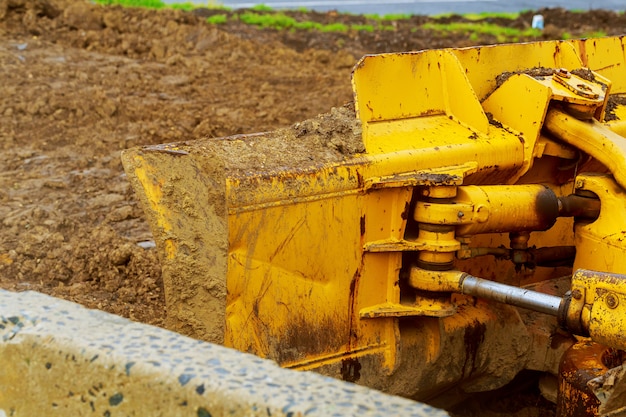 De tractor of bulldozer op de bouwplaats