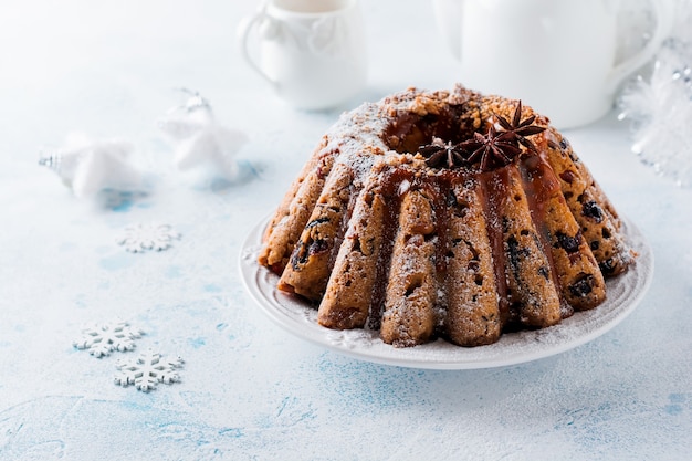 De traditionele cake van het Kerstmisfruit, pudding op witte plaat. Bovenaanzicht.