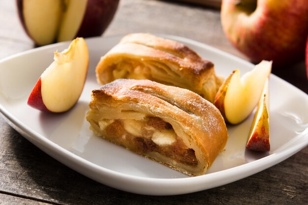 Foto de traditionele eigengemaakte plak van de appelstrudel op houten lijst