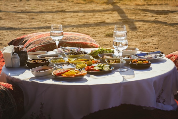 De traditionele heerlijke Turkse ontbijtproducten op tafel