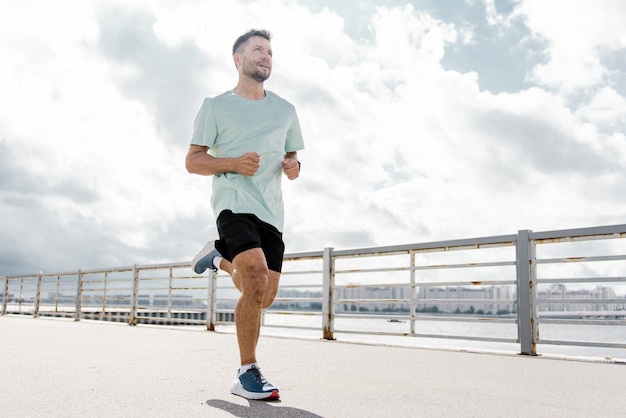 De trainer is een sportieve man in sportkleding die hardloopt Motivatie fitness Psychologische gezondheid