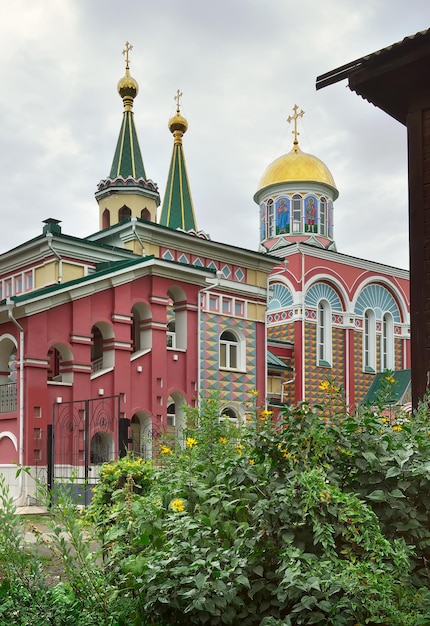 De trap van het dienstgebouw een heldere architectonisch versierde gevel in het Russisch