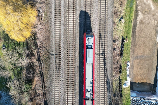 De trein beweegt langs het spoor Spoorwegstation Uitzicht van bovenaf