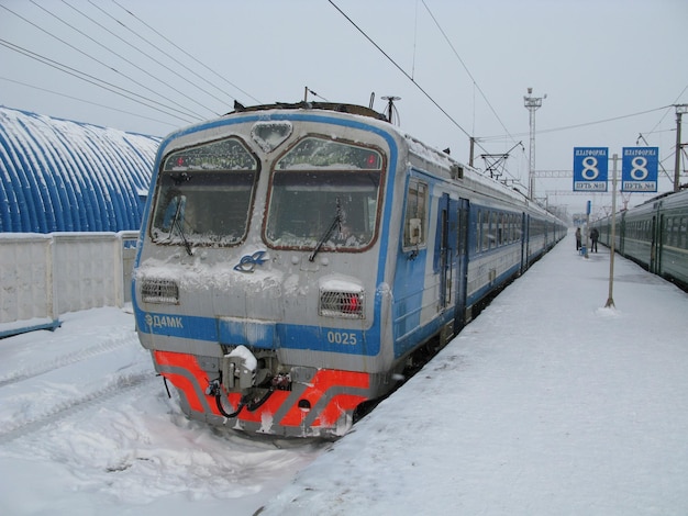 De trein op het treinstation in de winter Kaluga Rusland